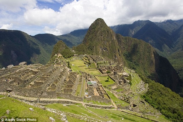 Một trong những  di sản thế giới được UNESCO công nhận có nguy cơ bị hủy hoại là Machu Picchu ở Peru. Thành phố bị mất tích của người Inca này rơi vào tình trạng đáng báo động do ảnh hưởng của du lịch, cùng việc khai thác gỗ và quản lý chất thải yếu kém.